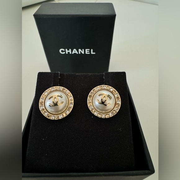 Chanel earrings $900 - Picture 3 of 8